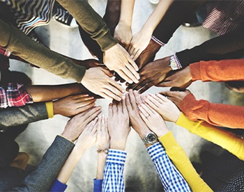 mani si sovrappongono